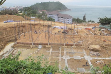 Xây kè chống sạt lở tại khu vực 40 móng biệt thự trái phép