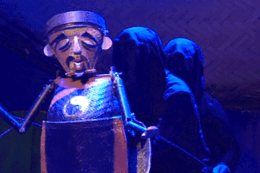 Nghệ sĩ múa rối ẩn mình sau vải đen, khán giả ồ lên tán thưởng khi ra chào