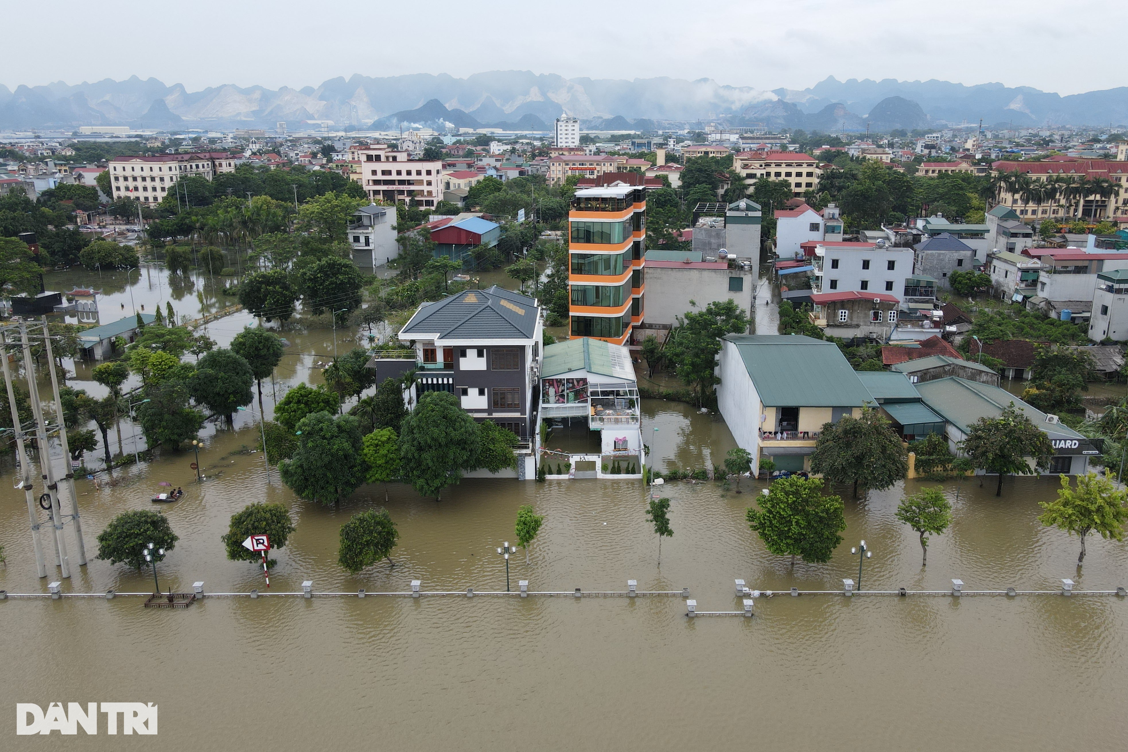 View - Nhiều khu dân cư ở Hà Nam vẫn ngập sâu khi nước sông Đáy dâng cao | Báo Dân trí