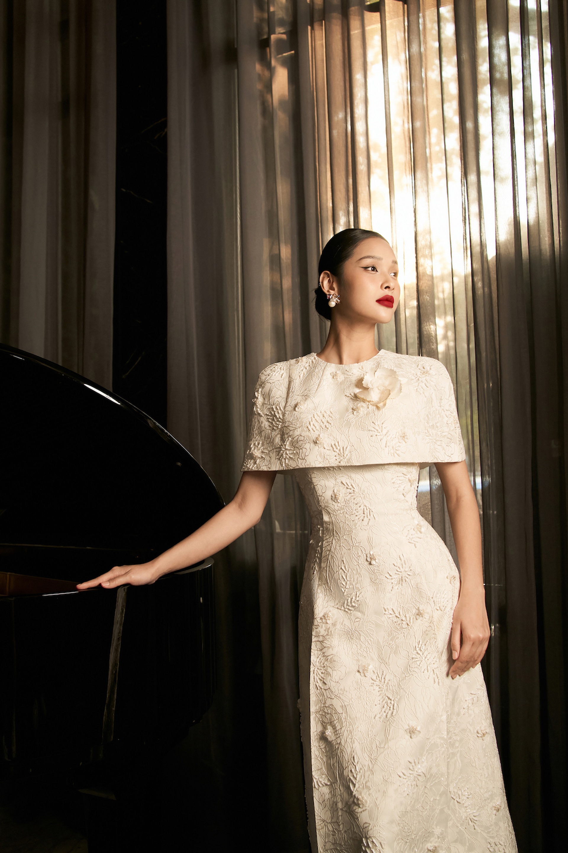 Xu hướng diện váy dạ hội lộng lẫy cho những ngày cuối năm - 4 Xu hướng diện váy dạ hội lộng lẫy cho những ngày cuối năm - 4