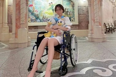 Lười đi bộ, du khách thuê... xe lăn để khám phá công viên giải trí