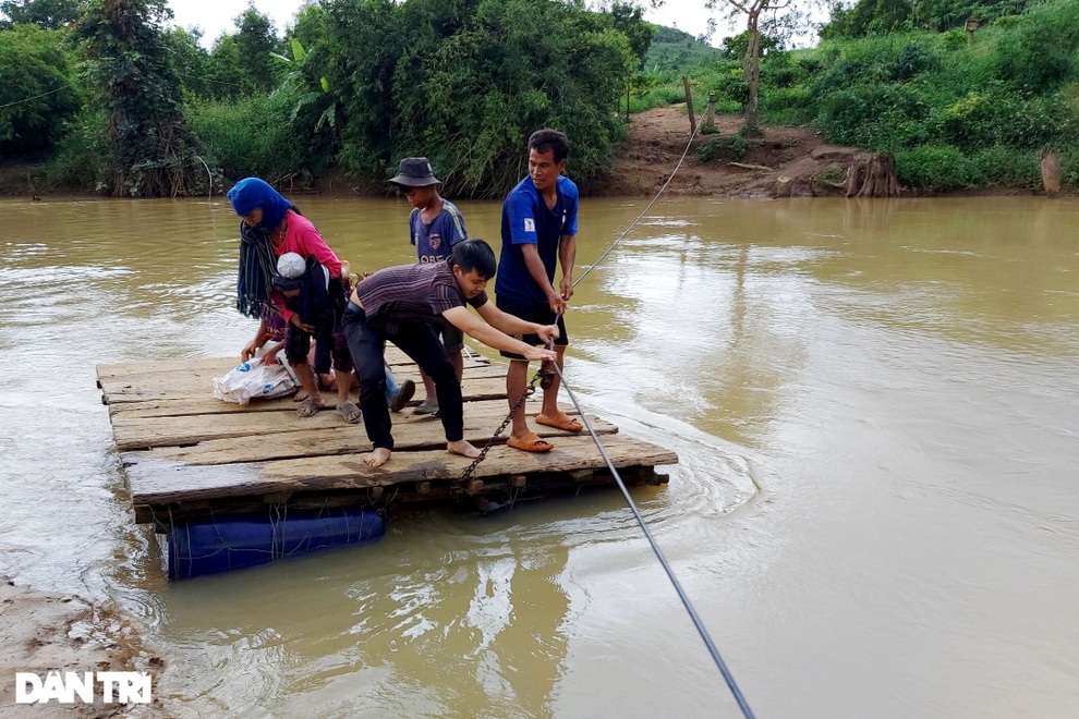 Thót tim nhìn phụ nữ, trẻ nhỏ đứng bè gỗ đu dây qua dòng nước xiết - 4 Thót tim nhìn phụ nữ, trẻ nhỏ đứng bè gỗ đu dây qua dòng nước xiết - 4