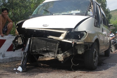 Xe khách 16 chỗ lộn nhào, 7 người bị thương