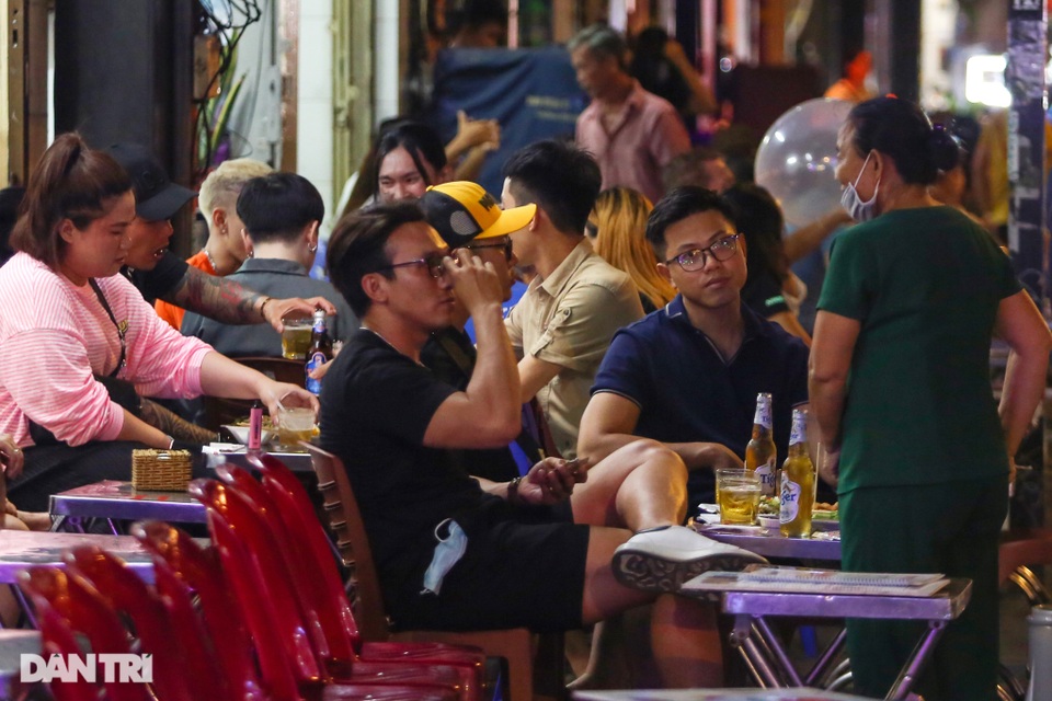 Cảnh đối lập ở Bùi Viện: Nơi đóng cửa im lìm, bên ăn nhậu đông vui tấp nập - 8 Cảnh đối lập ở Bùi Viện: Nơi đóng cửa im lìm, bên ăn nhậu đông vui tấp nập - 8