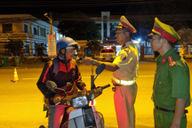 Tài xế để lại xe, "bỏ của chạy lấy người" khi bị yêu cầu đo nồng độ cồn