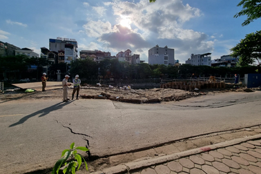 Hà Nội: Đường ven sông Tô Lịch đột ngột lún sâu