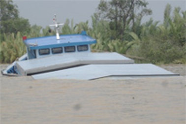 Tàu nước ngoài đâm chìm sà lan chở gạo