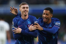 Chelsea thắng tưng bừng, Tottenham lại sảy chân