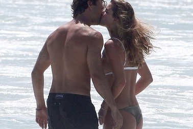 Nina Agdal hò hẹn với "phi công trẻ" sau khi chia tay Leonardo DiCaprio