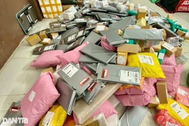 Sốt ruột chờ shipper giao hàng Tết