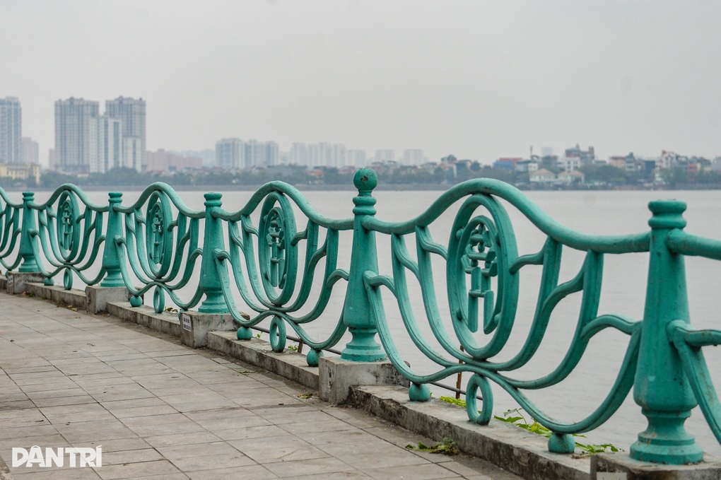 Công an vào cuộc vụ 1.500 quả cầu gang trên lan can hồ Tây biến mất - 1 Công an vào cuộc vụ 1.500 quả cầu gang trên lan can hồ Tây biến mất - 1