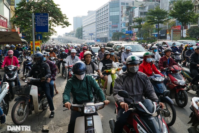 Ngã tư khổ sở tắc vẫn hoàn tắc sau ngày thông xe đường trên cao - 7 Ngã tư khổ sở tắc vẫn hoàn tắc sau ngày thông xe đường trên cao - 7