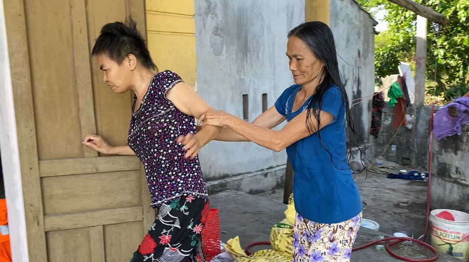 Rớt nước mắt cảnh mẹ già sống lay lắt nuôi 2 đứa con tâm thần - 2 Rớt nước mắt cảnh mẹ già sống lay lắt nuôi 2 đứa con tâm thần - 2