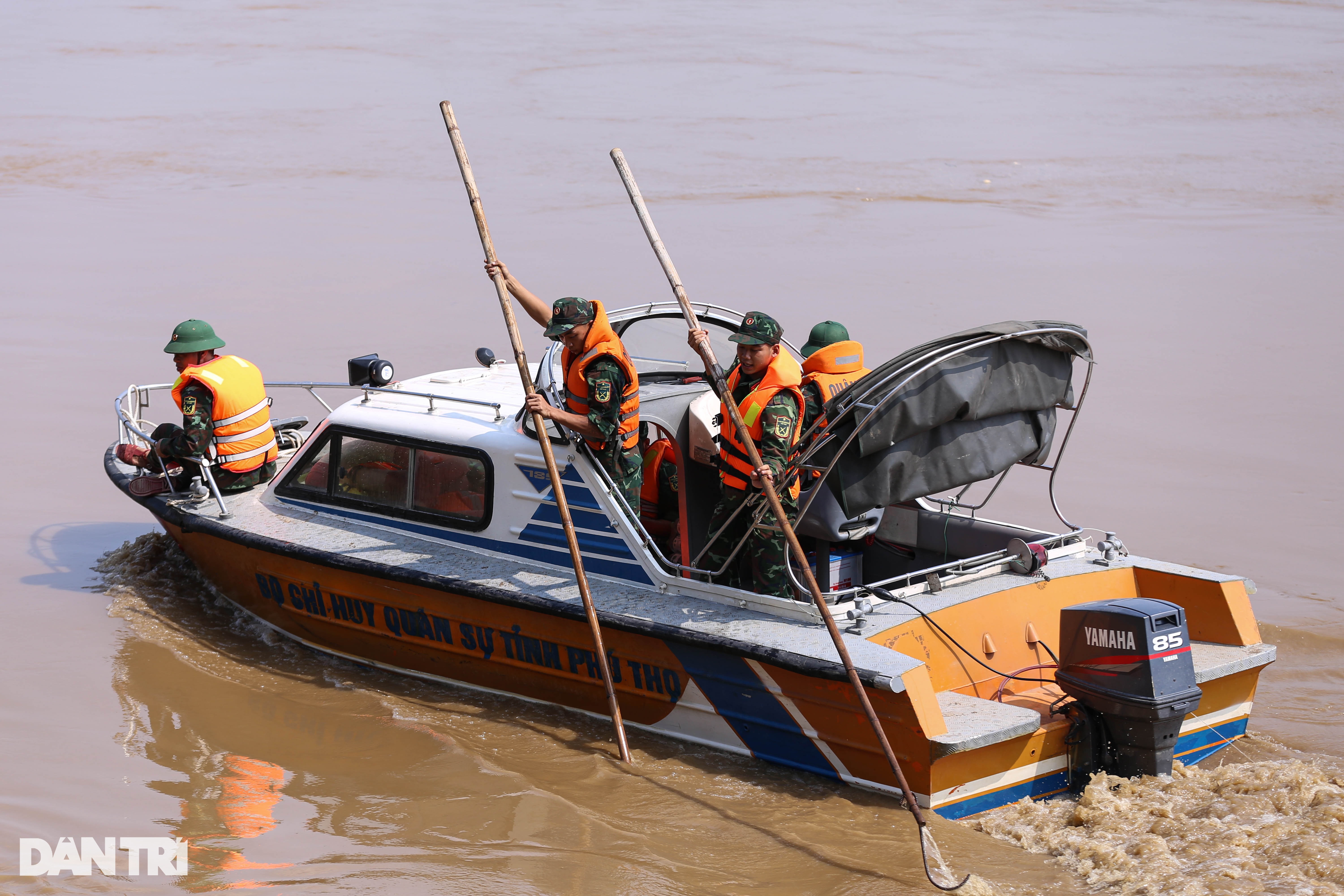 Sáu ngày mòn mỏi ngóng tin người thân mất tích vụ sập cầu Phong Châu - 2