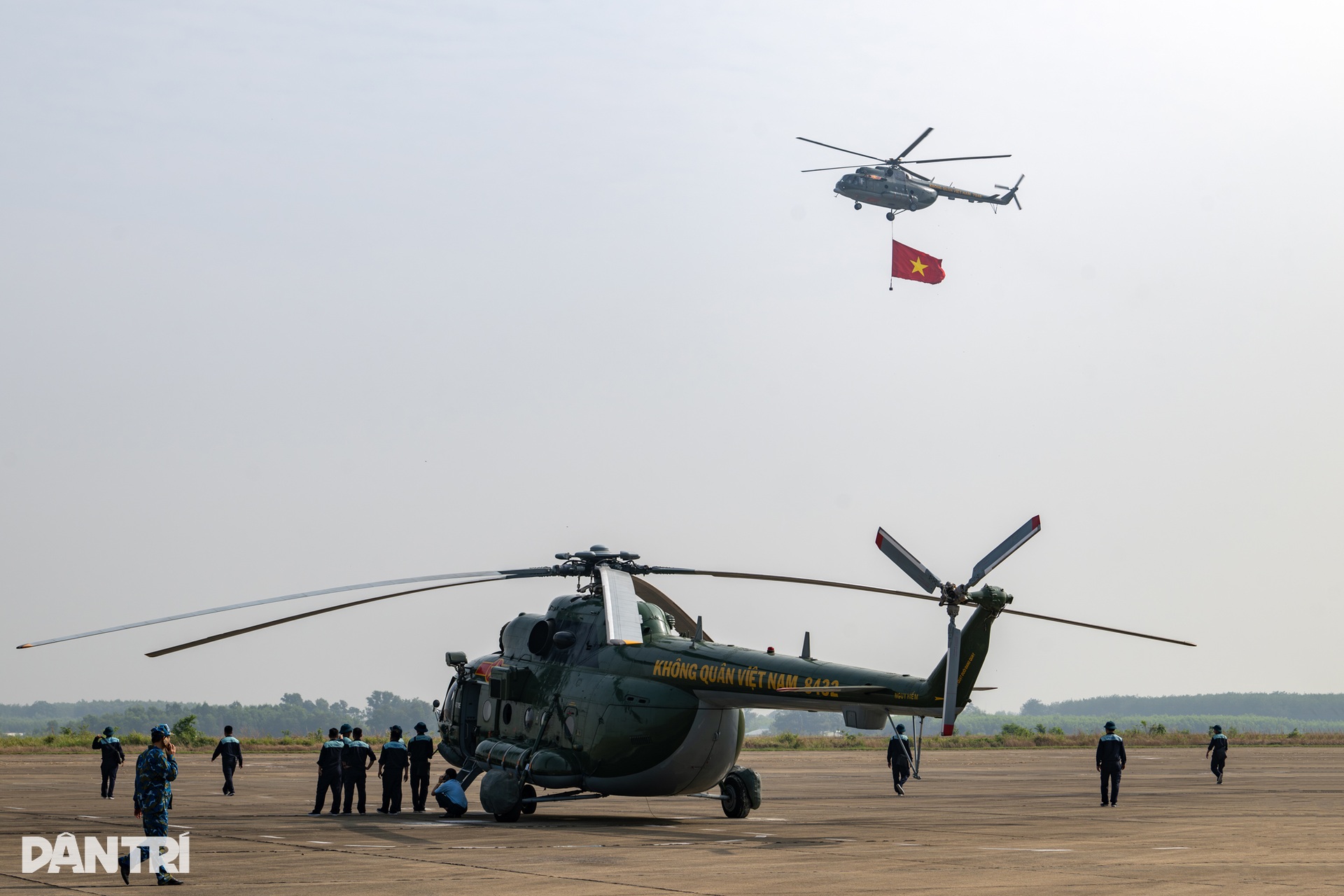 10 trực thăng huấn luyện bay kéo cờ Đảng, cờ Tổ quốc trên bầu trời Biên Hòa - 12