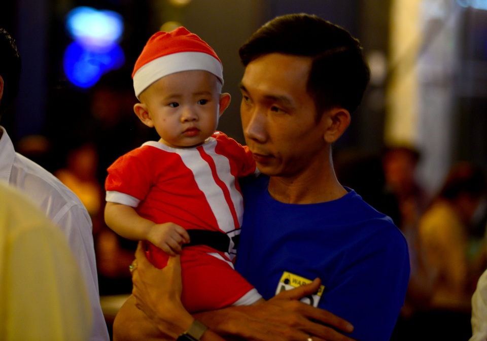 Những em bé đáng yêu trong đêm Giáng sinh trên phố Tây Sài Gòn - 9 Những em bé đáng yêu trong đêm Giáng sinh trên phố Tây Sài Gòn - 9