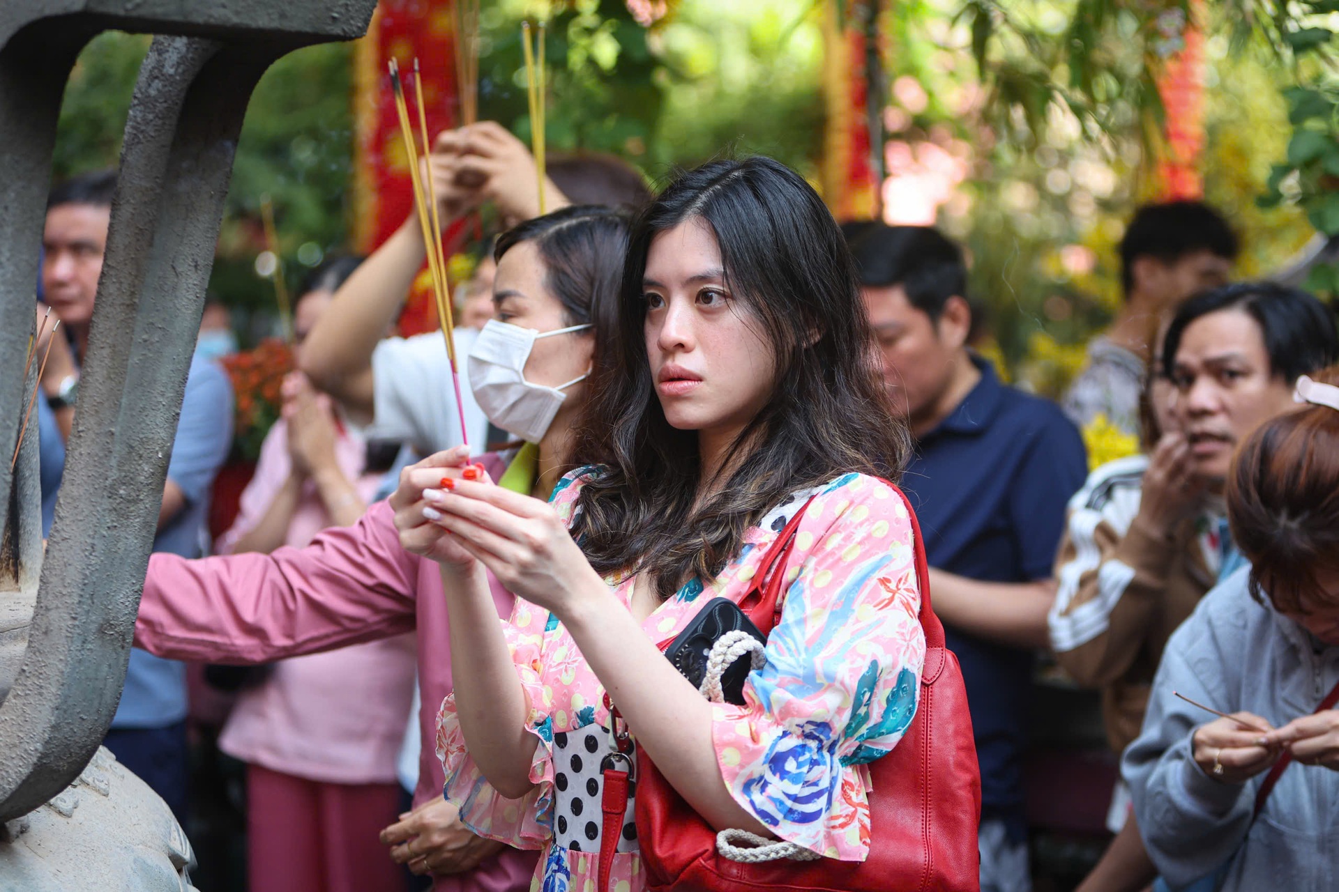 Hàng nghìn người dân TPHCM đến chùa Ngọc Hoàng cúng vía Trời - 5 Hàng nghìn người dân TPHCM đến chùa Ngọc Hoàng cúng vía Trời - 5