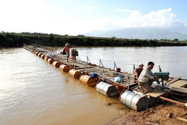 Tiền dành dụm mấy chục năm đem làm cầu cho dân đi  