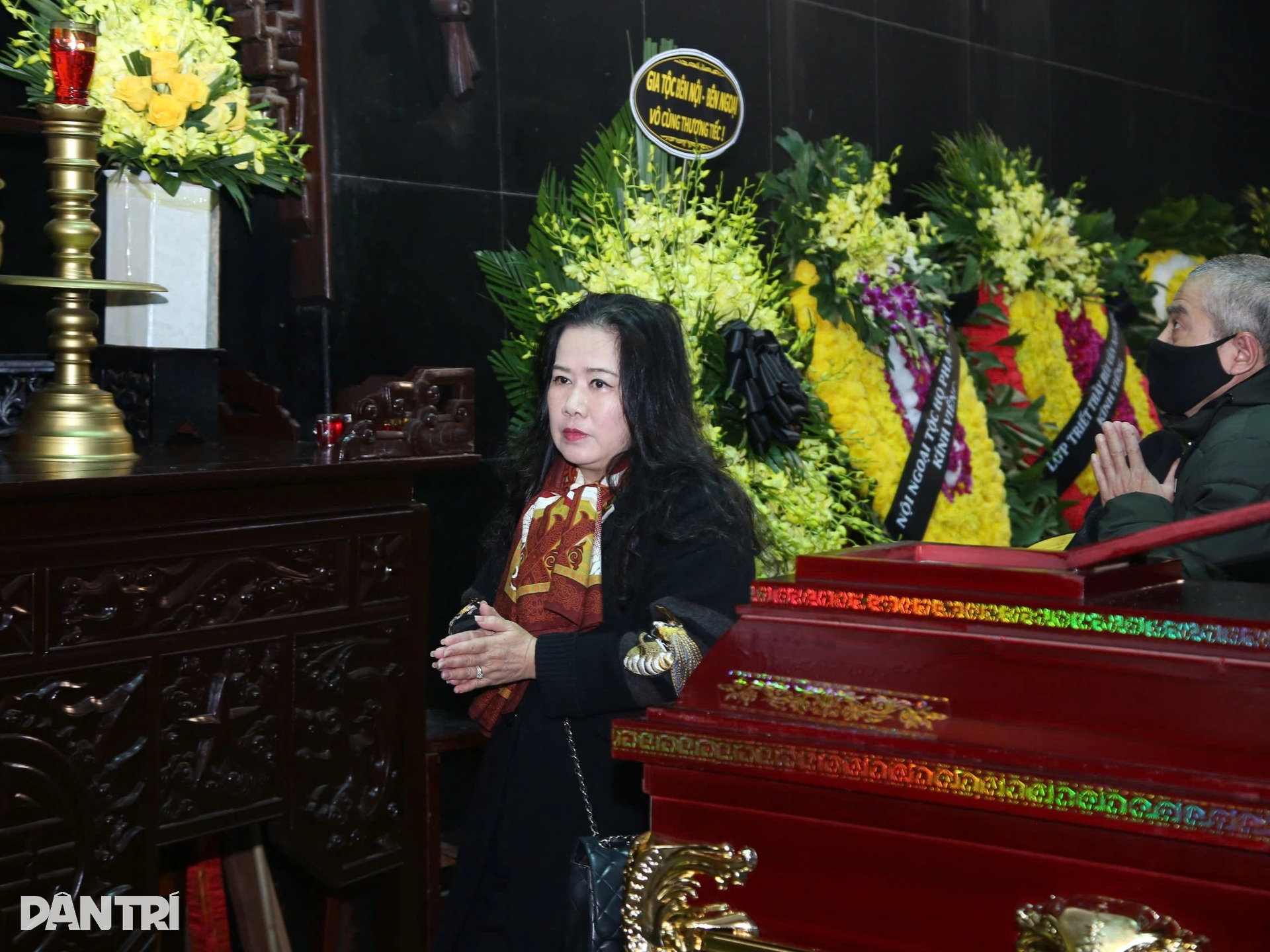 Hoa hậu Nguyễn Thị Huyền, Bùi Bích Phương đến tiễn đưa nhà thơ Dương Kỳ Anh - 3 Hoa hậu Nguyễn Thị Huyền, Bùi Bích Phương đến tiễn đưa nhà thơ Dương Kỳ Anh - 3