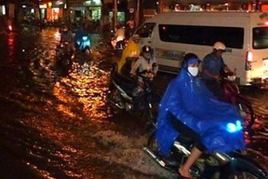 TPHCM ngập sâu gần 1m do triều cường, mưa lớn