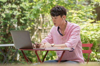 Tranh cãi văn hóa "cắm rễ" ở quán cà phê: Gọi đồ rẻ nhất, ngồi làm hàng giờ