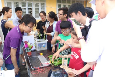 Độc đáo biến dưa chuột thành "phím đàn" chơi nhạc
