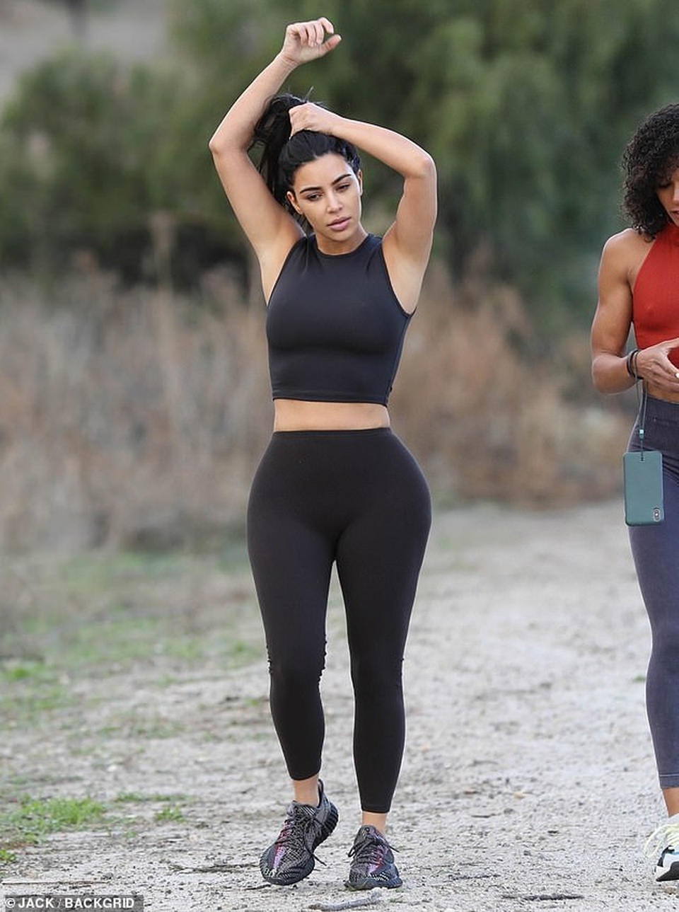 Kim Kardashian khoe dáng khỏe khoắn với trang phục thể thao - 1 Kim Kardashian khoe dáng khỏe khoắn với trang phục thể thao - 1