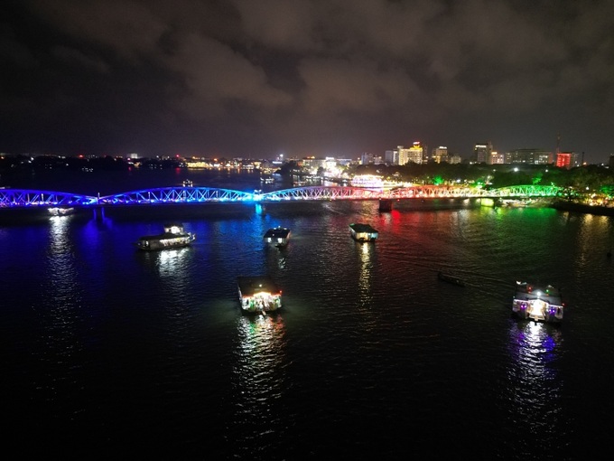 Dòng sông Hương thơ mộng chảy giữa lòng thành phố Huế, với cầu Trường Tiền, thuyền rồng du lịch sẽ là lựa chọn không thể bỏ qua cho tất cả du khách trong mùa nghỉ lễ.