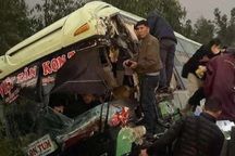 Xe khách chở nhiều người về quê đón Tết bị lật bên quốc lộ