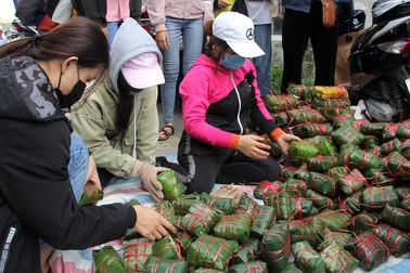 Phú Yên: Hơn 500 người dân gói bánh chưng tặng đồng bào vùng lũ