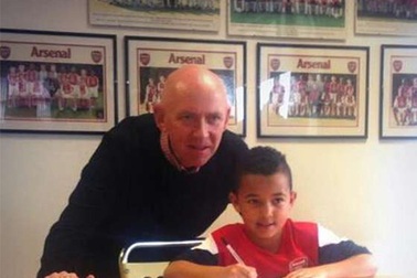 Con trai Ashley Young khoác áo Arsenal