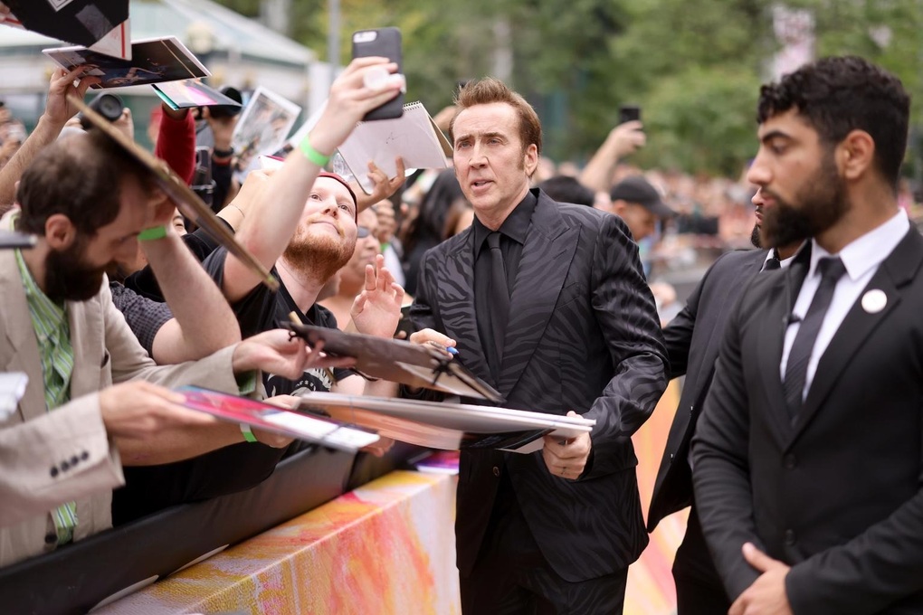 After plowing and paying off debt, Nicolas Cage happily raised his children at the age of 60 - 2
