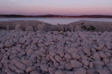 Lộ diện vòng tròn đá 2.000 năm tuổi trong cơn hạn hán