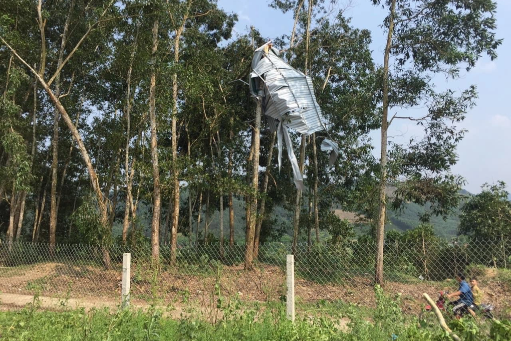 Lốc kéo dài hơn một phút, thổi mái tôn trường học bay lên ngọn cây - 2 Lốc kéo dài hơn một phút, thổi mái tôn trường học bay lên ngọn cây - 2