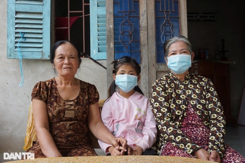 Bố mất, mẹ bỏ đi, bé 8 tuổi thành trụ cột chăm lo cho bà nội và anh trai - 3 Bố mất, mẹ bỏ đi, bé 8 tuổi thành trụ cột chăm lo cho bà nội và anh trai - 3