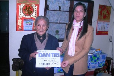 Quà nhân ái tiếp tục đến với cụ Lành