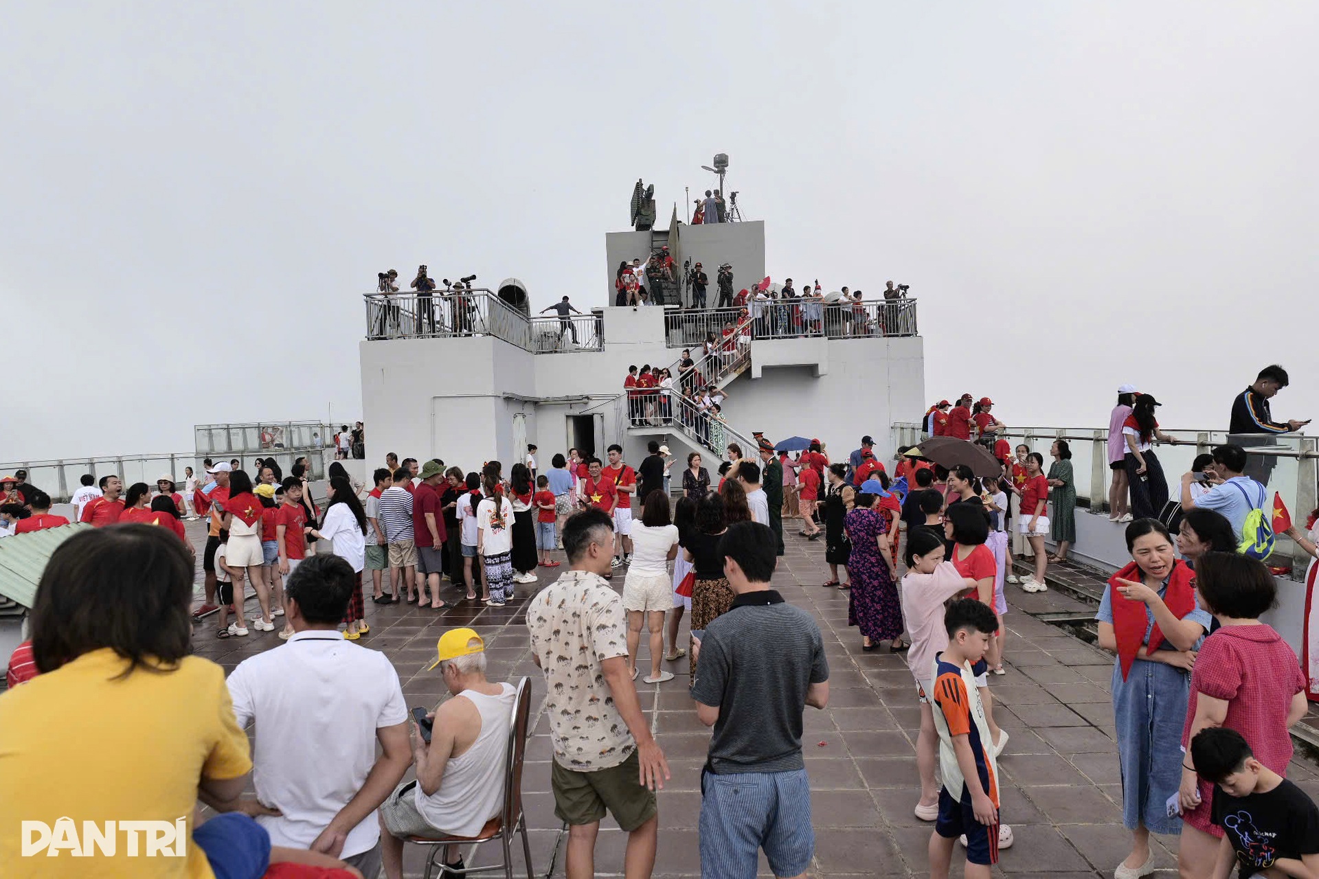 Người dân chênh vênh trên nóc nhà cao tầng để ngắm máy bay, xem diễu binh - 12 Người dân chênh vênh trên nóc nhà cao tầng để ngắm máy bay, xem diễu binh - 12