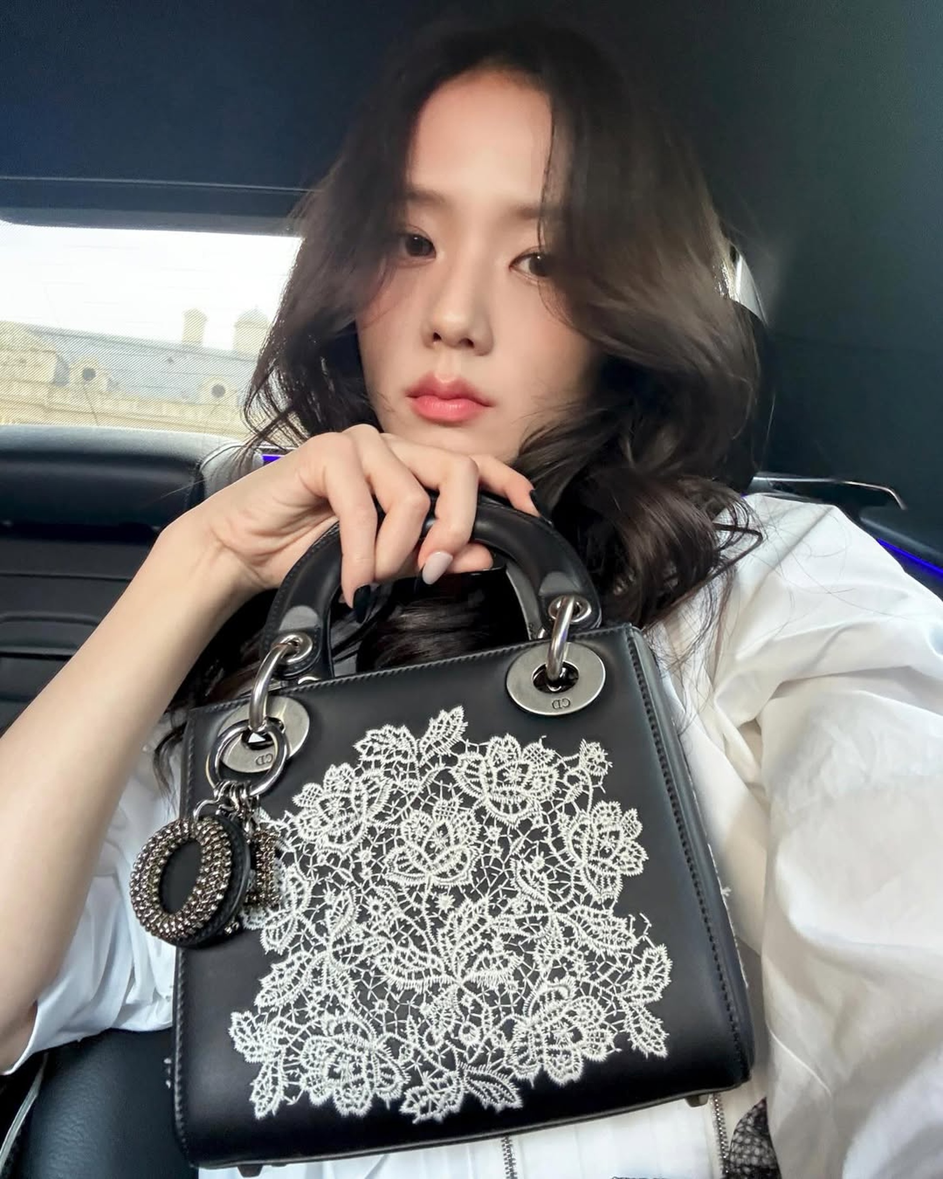 Thùy Tiên bất ngờ được Dior trao danh phận, hội ngộ Jisoo tại Pháp - 5 Thùy Tiên bất ngờ được Dior trao danh phận, hội ngộ Jisoo tại Pháp - 5