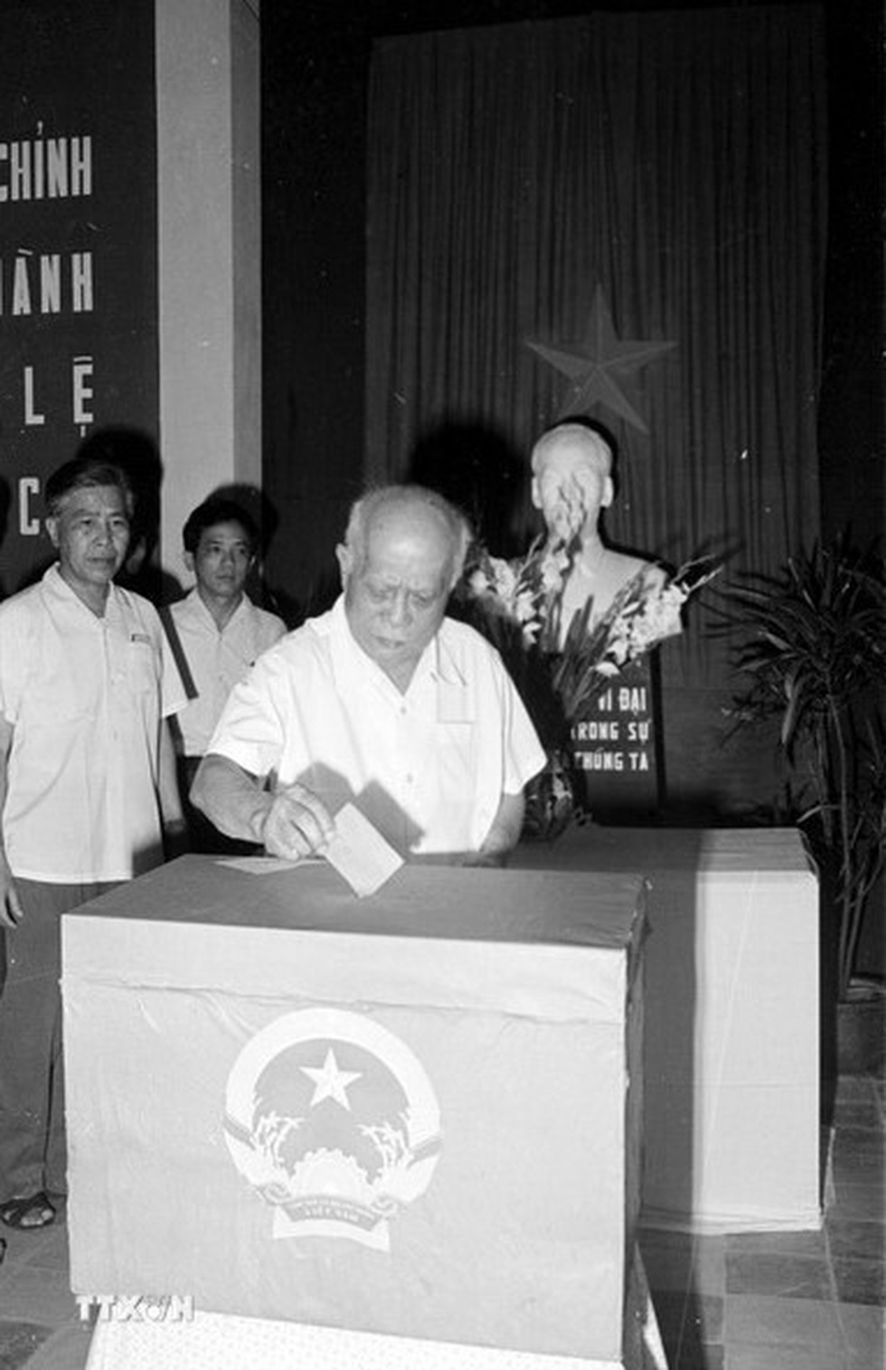 Đại hội IV: Hoàn thành sự nghiệp thống nhất Tổ quốc, đưa cả nước đi lên CNXH - 2