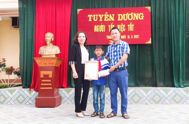 Cậu bé mồ côi cha mổ lợn góp tiền làm đường cho mẹ đi làm đồng - 7 Cậu bé mồ côi cha mổ lợn góp tiền làm đường cho mẹ đi làm đồng - 7