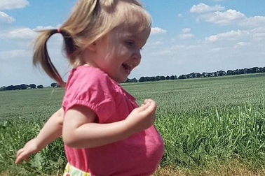 Bé 2 tuổi sống vui vẻ với dạ dày, gan và ruột... ở ngoài bụng