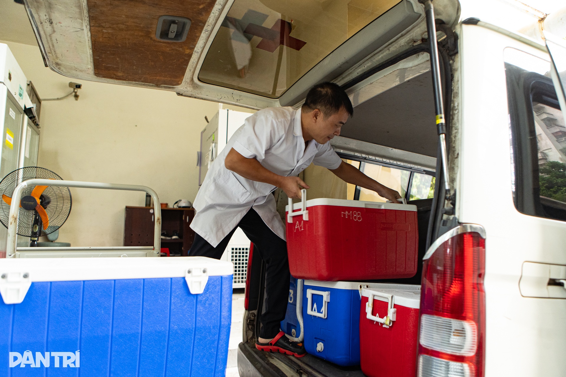 Những shipper vận chuyển sự sống tại kho dự trữ máu lớn nhất cả nước - 22 Những shipper vận chuyển sự sống tại kho dự trữ máu lớn nhất cả nước - 22