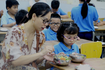 Trường học mở cửa mời phụ huynh trải nghiệm ăn bán trú, ngồi học cùng con