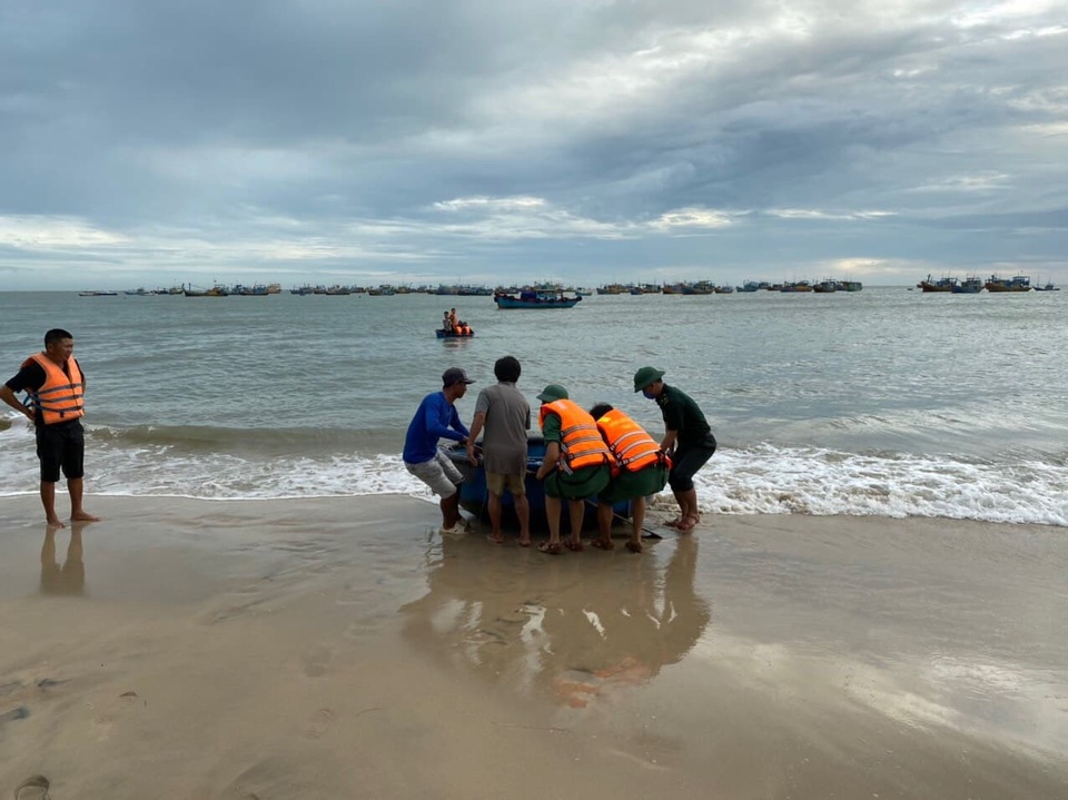 Tìm thấy thi thể 2 du khách bị cuốn trôi khi đi tắm biển đầu năm - 2 Tìm thấy thi thể 2 du khách bị cuốn trôi khi đi tắm biển đầu năm - 2