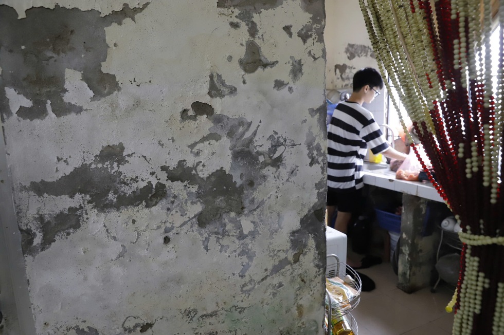 Hà Nội: Ở chung cư giá 2,5 tỷ đồng, đang ăn cơm tường rơi vào giữa mâm - 4 Hà Nội: Ở chung cư giá 2,5 tỷ đồng, đang ăn cơm tường rơi vào giữa mâm - 4