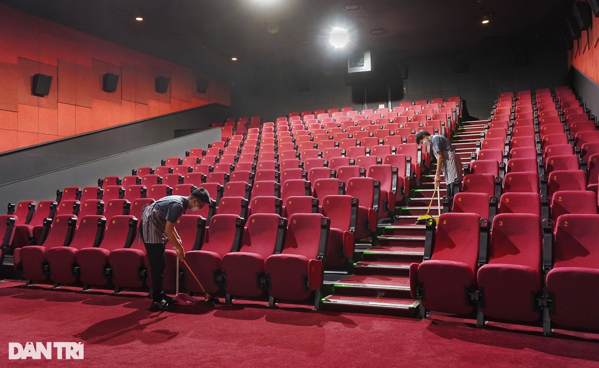 Các rạp phim ở Hà Nội dọn dẹp, sẵn sàng mở cửa trở lại vào ngày 10/2 - 1 Các rạp phim ở Hà Nội dọn dẹp, sẵn sàng mở cửa trở lại vào ngày 10/2 - 1