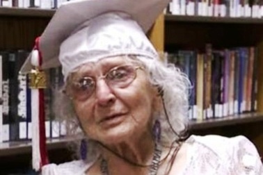 Tốt nghiệp trung học phổ thông ở tuổi 97