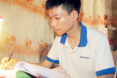 Đạt 28,3 điểm khối A1, cậu học trò nghèo nuôi ước mơ thành lập trình viên