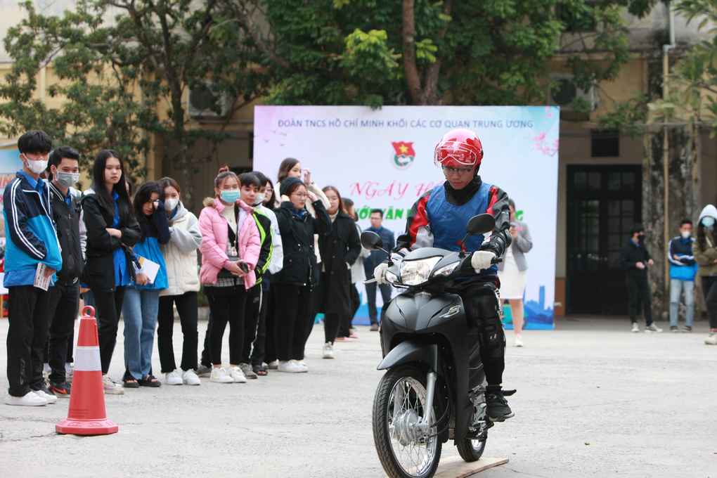 Ngày hội sinh viên rèn luyện kỹ năng lái xe an toàn - 1 Ngày hội sinh viên rèn luyện kỹ năng lái xe an toàn - 1