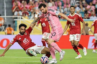 Messi hai lần sút trúng khung gỗ, Inter Miami thoát thua ở Club World Cup